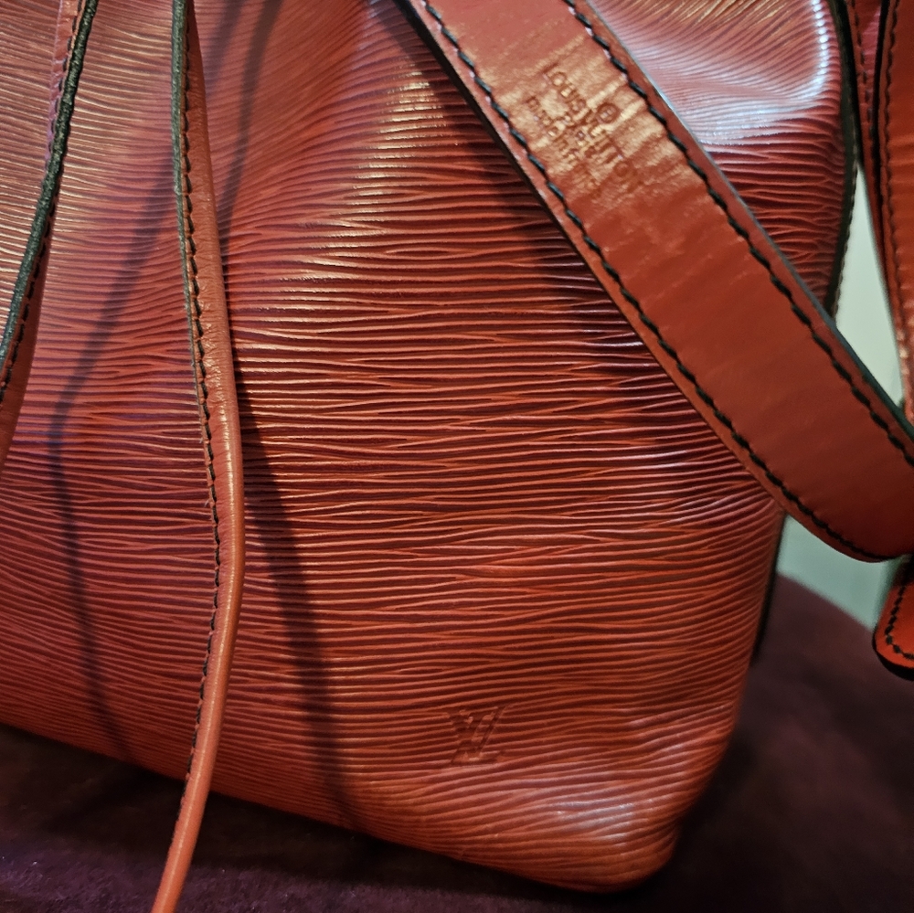 Louis Vuitton Bucket Epi/red (vintage)